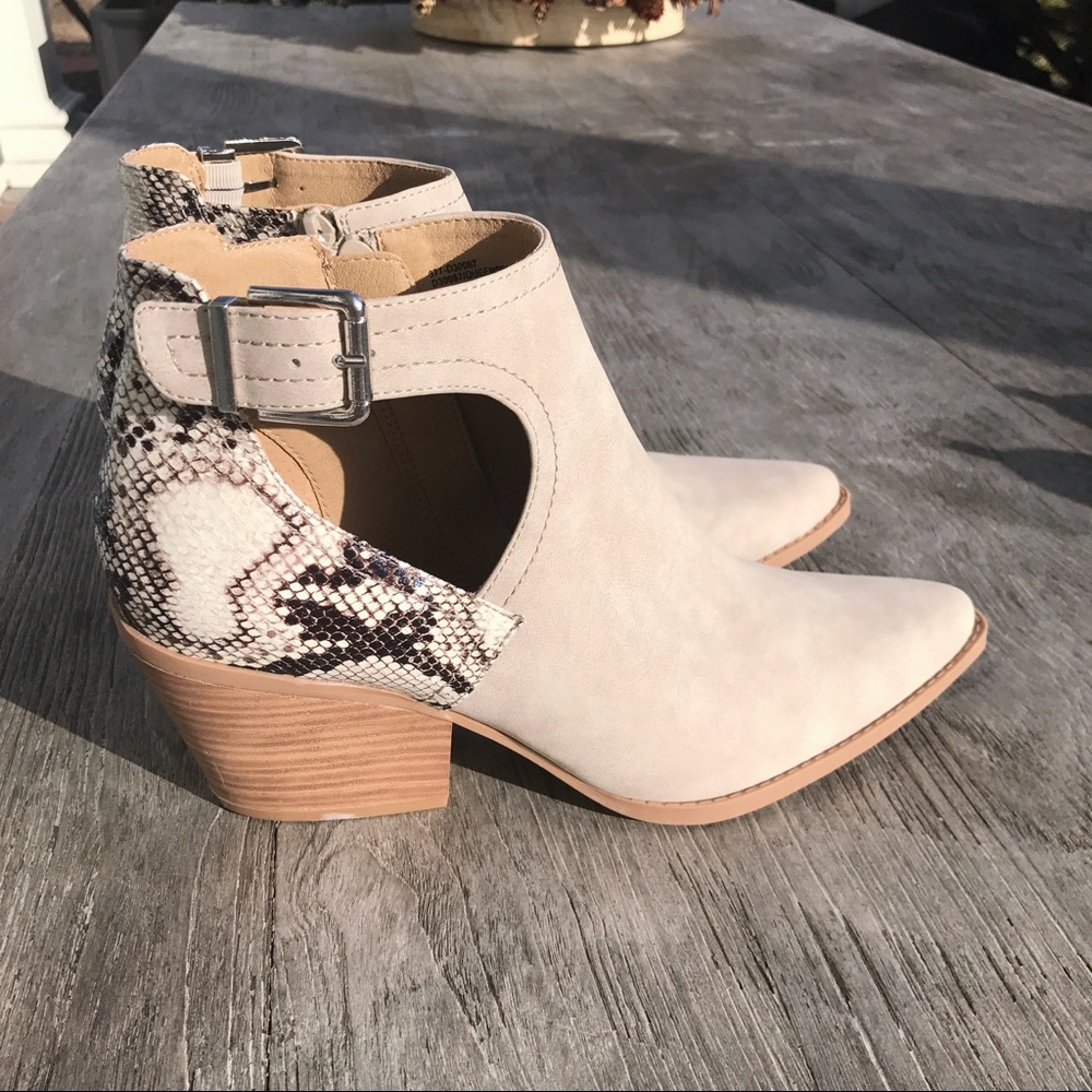 🆕BEIGE POINTED TOE CHUNKY HEEL SNEAK SKIN BOOTIES - Picture 4 of 7